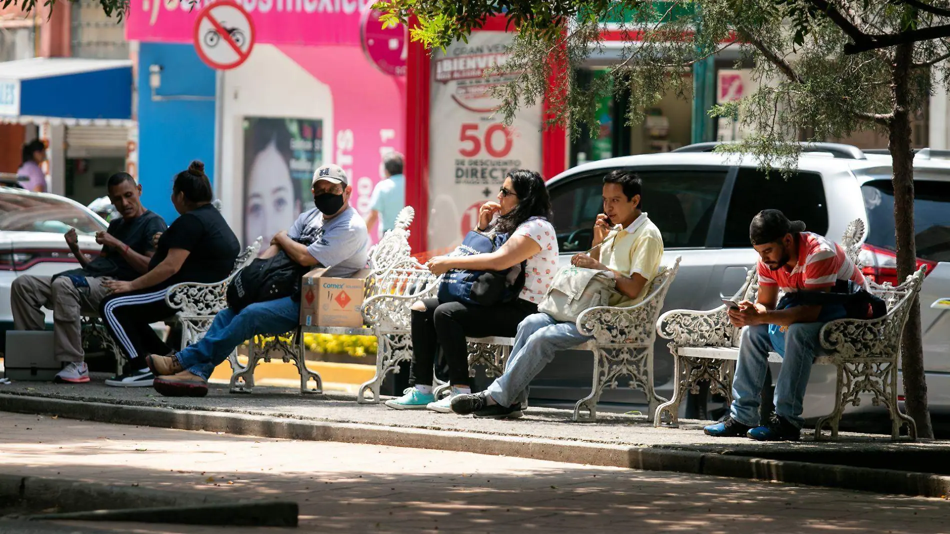 Gente portando cubrebocas